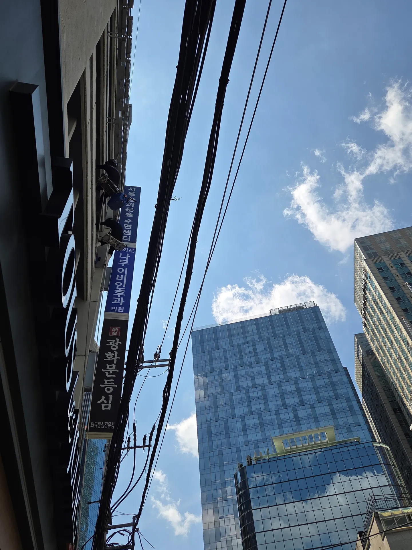 크기가 다른 분할창과 깊은 프레임이 상층 외부면과 맞닿은 구간
