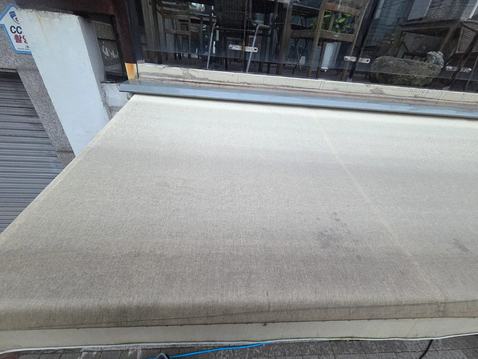 서대문구 매장 크림색 어닝에 회색 흐림과 세로 방향 줄이 보이는 상태