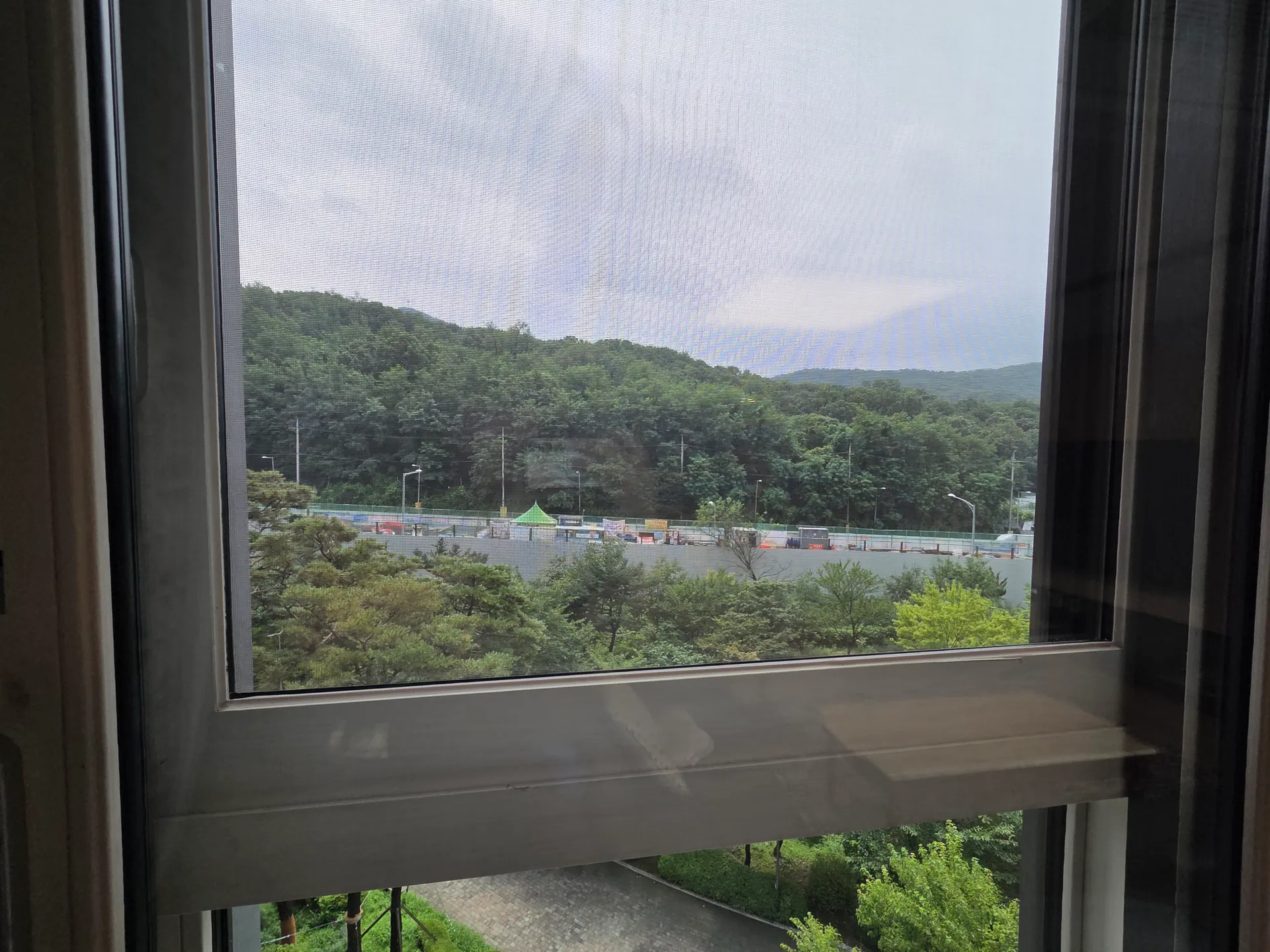 침실 미닫이창의 유리면과 흰색 세로 프레임을 함께 확인한 모습