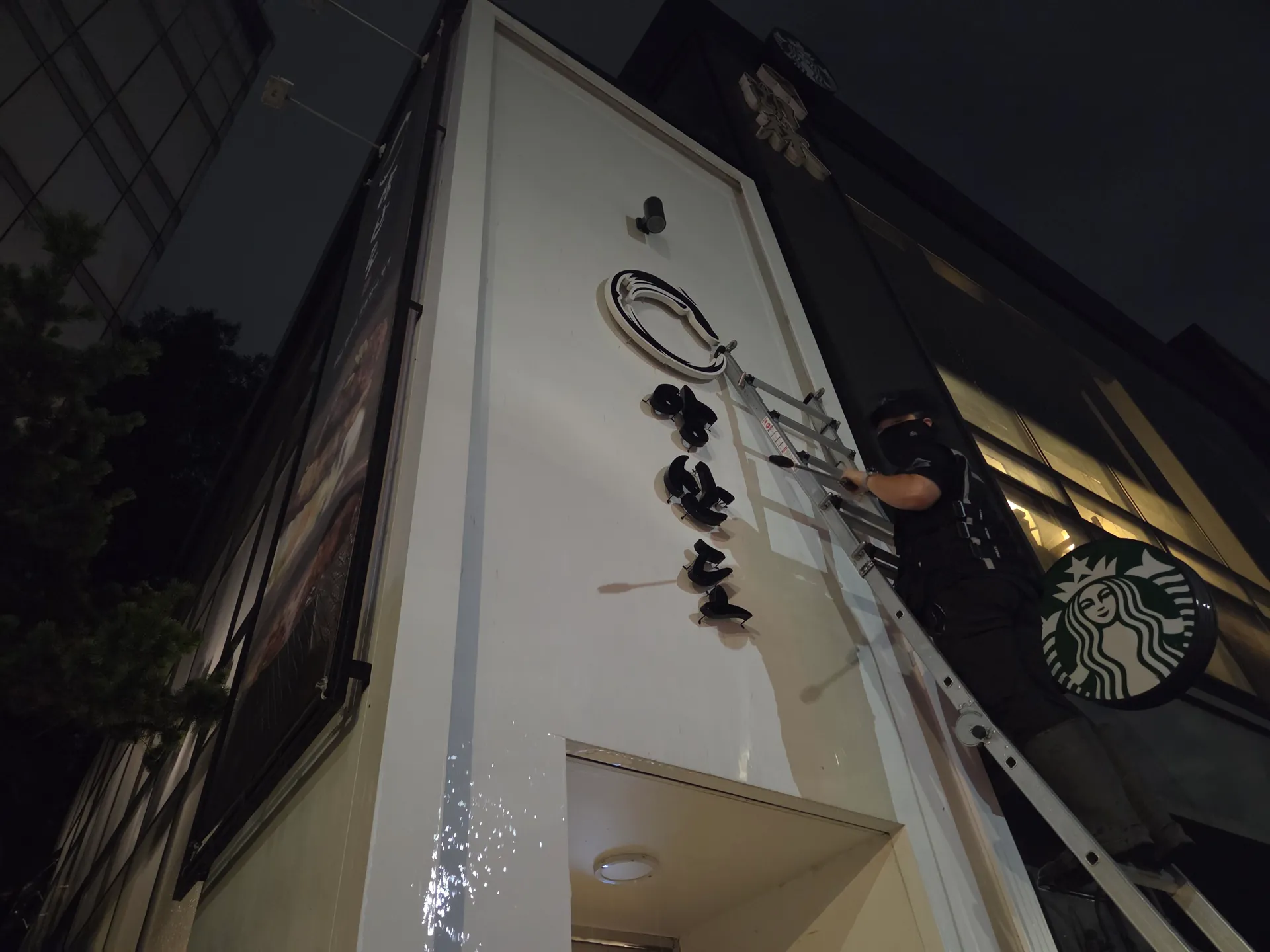 매장 간판 외벽에 서로 다른 높이로 설치된 돌출 문자 구간