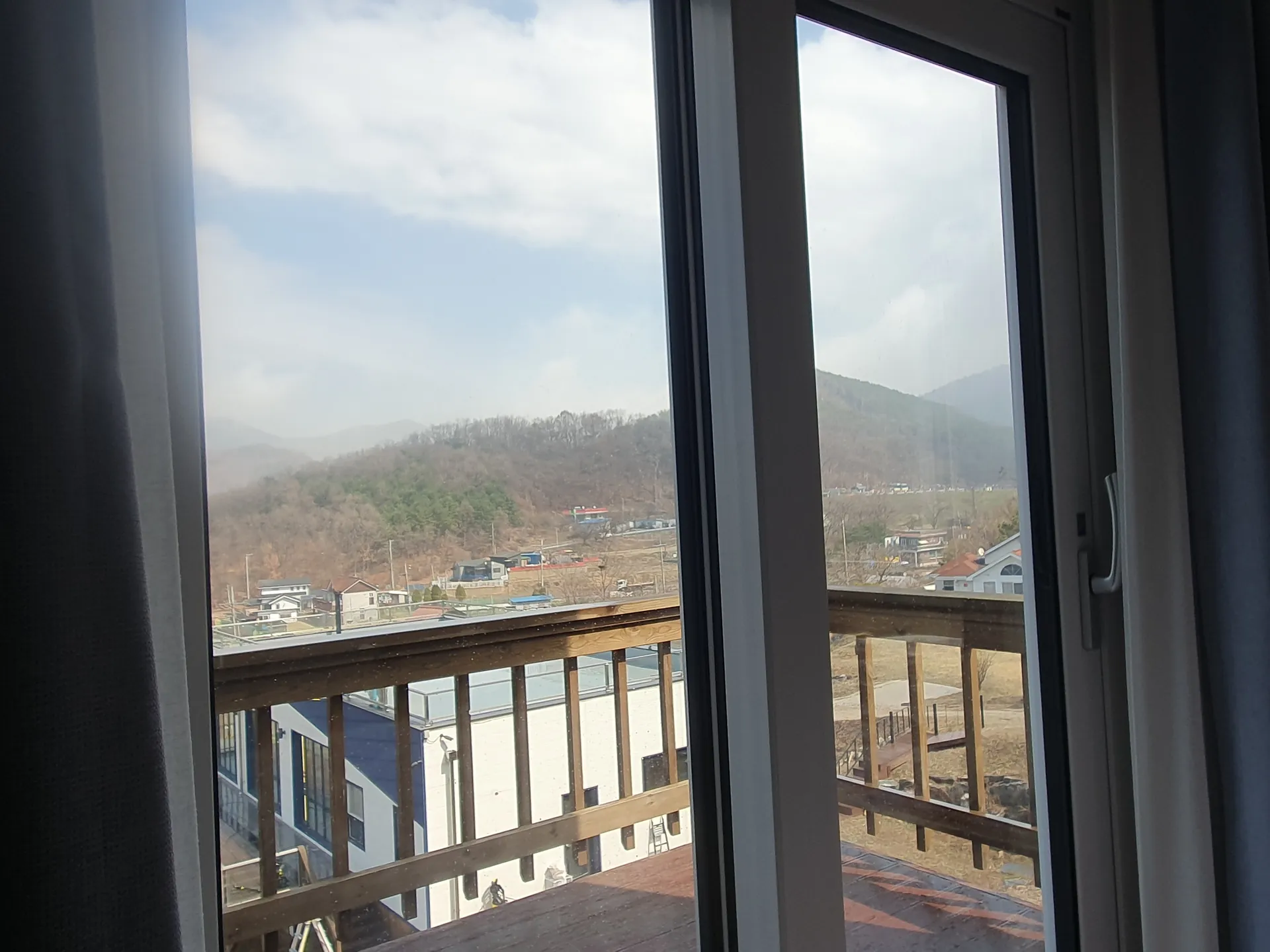 주거공간 외벽의 좁은 창 틈과 세로 프레임, 배관을 확인한 모습
