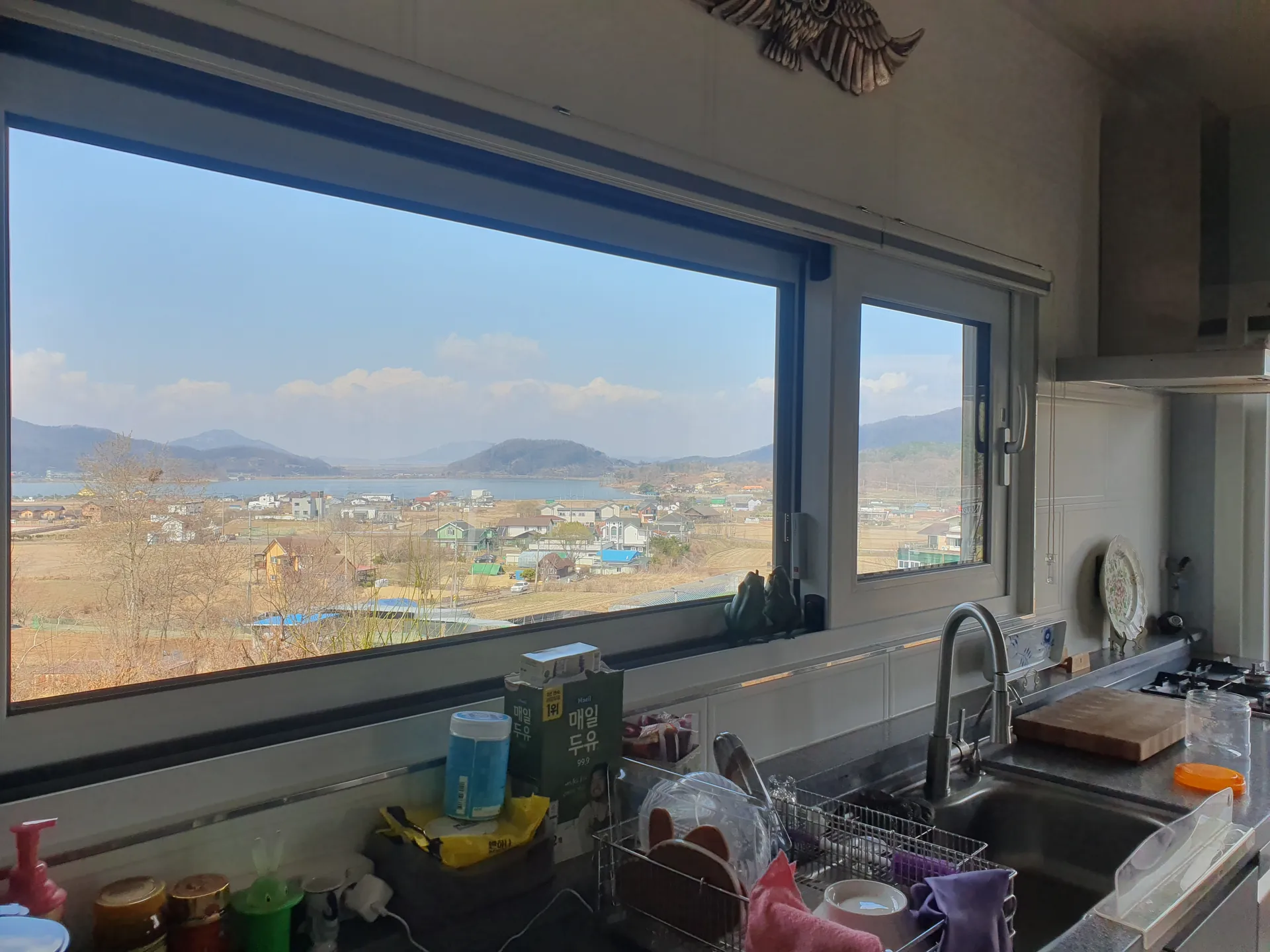 실외에서 긴 작업도구를 든 작업자가 이동할 구간을 확인하는 모습